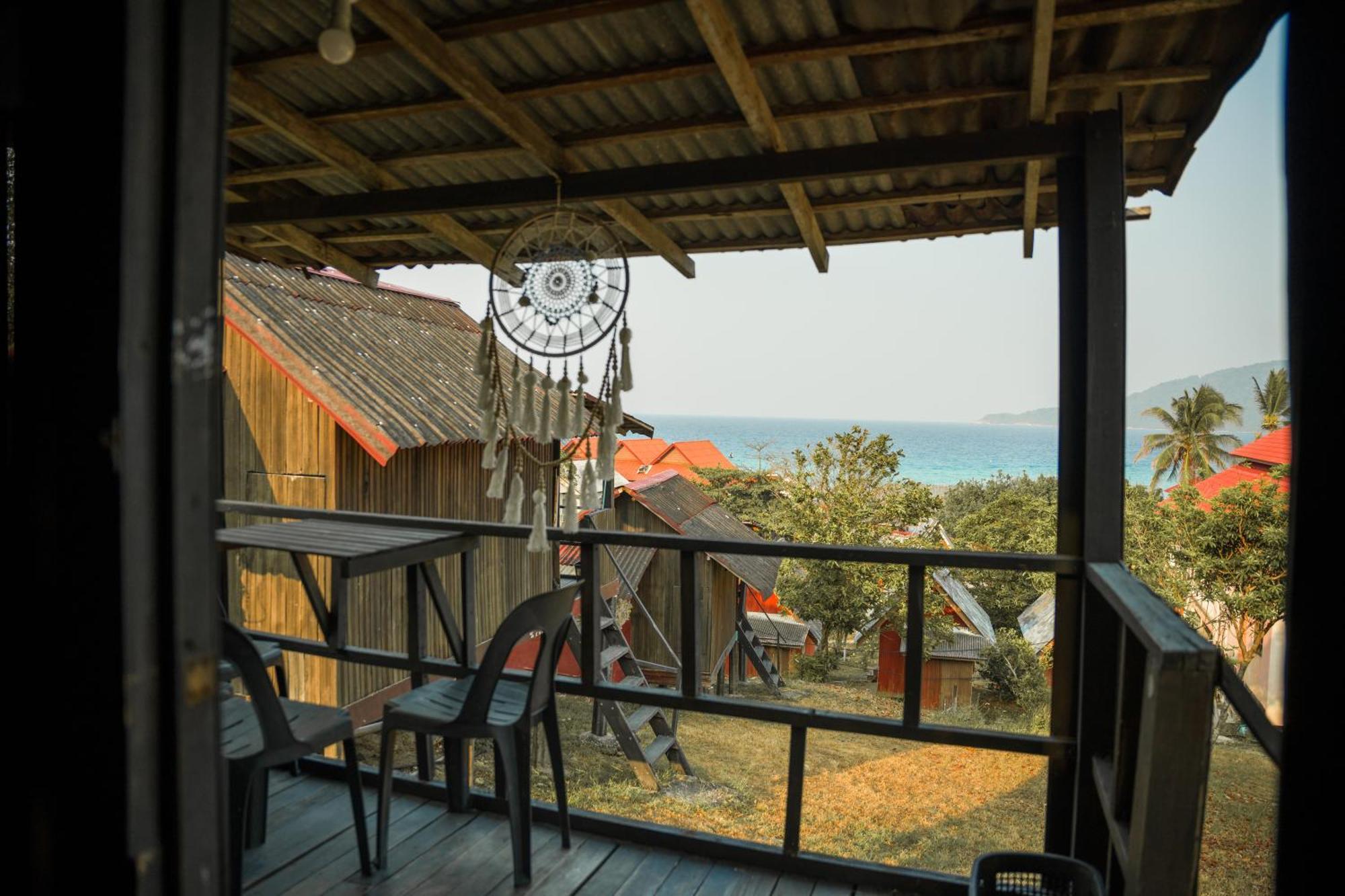Harrera Perhentian, Long Beach Kampong Pasir Panjang  Luaran gambar